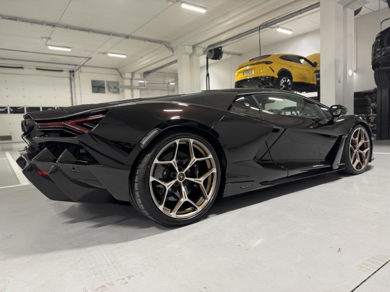 Lamborghini Revuelto : Polissage Complet du Véhicule à Antibes